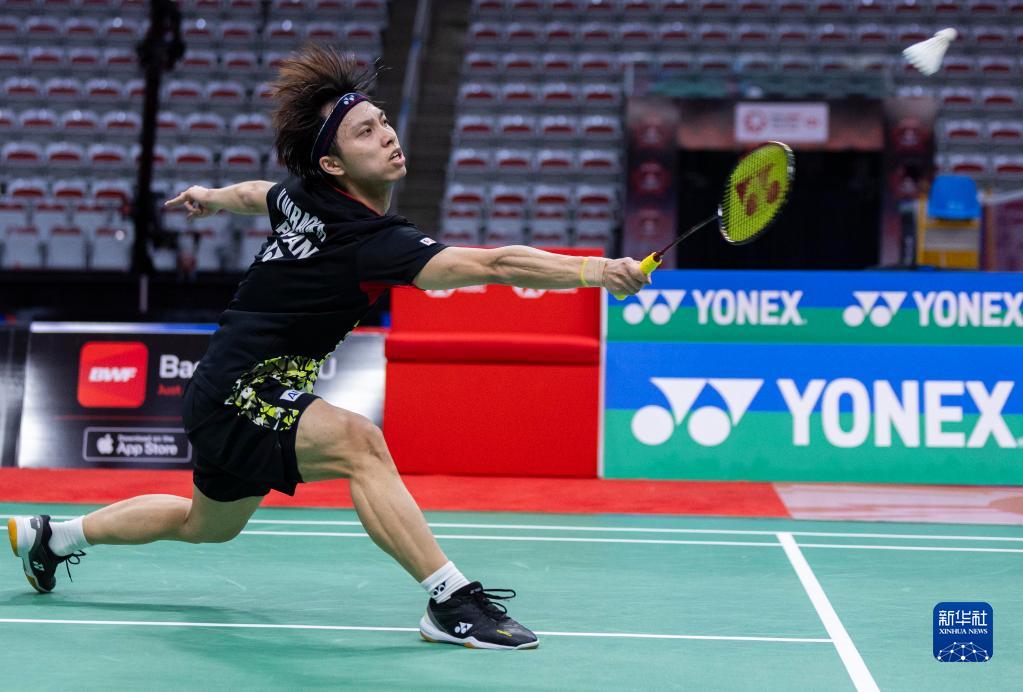 记者：谢维军在昨天的比赛中肋骨又裂了